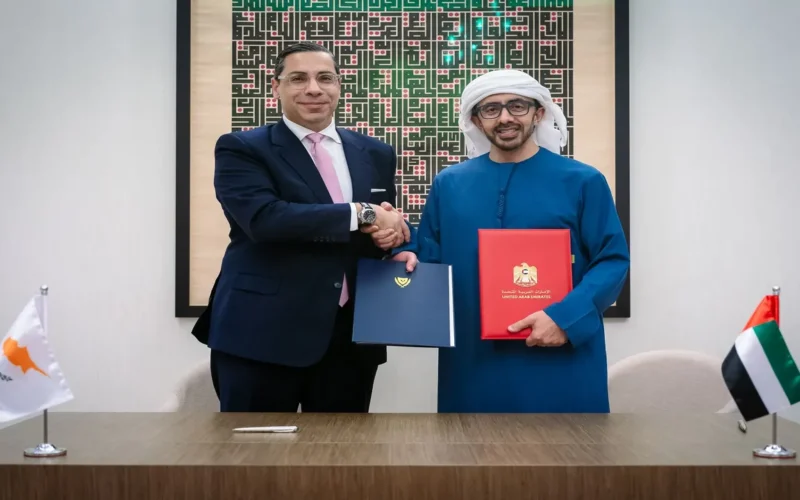 شراكة استراتيجية.. عبدالله بن زايد يوقع مذكرة تفاهم في الطاقة مع قبرص